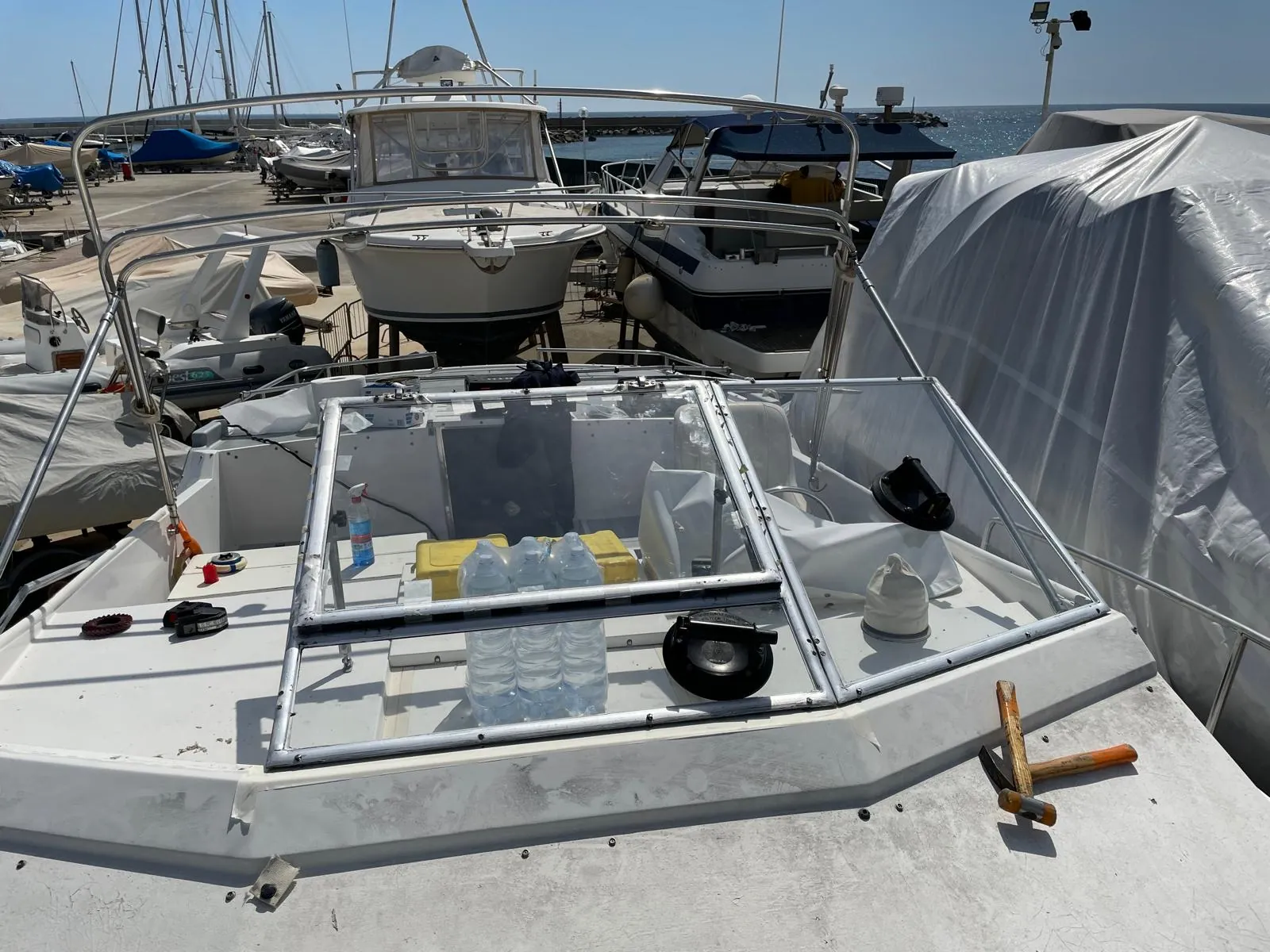 Parabrezza di un'imbarcazione, cantiere nautico