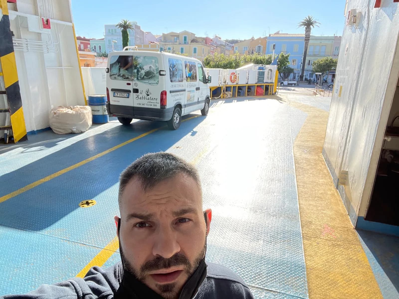 Il Sabbiatore, ritratto con il furgone