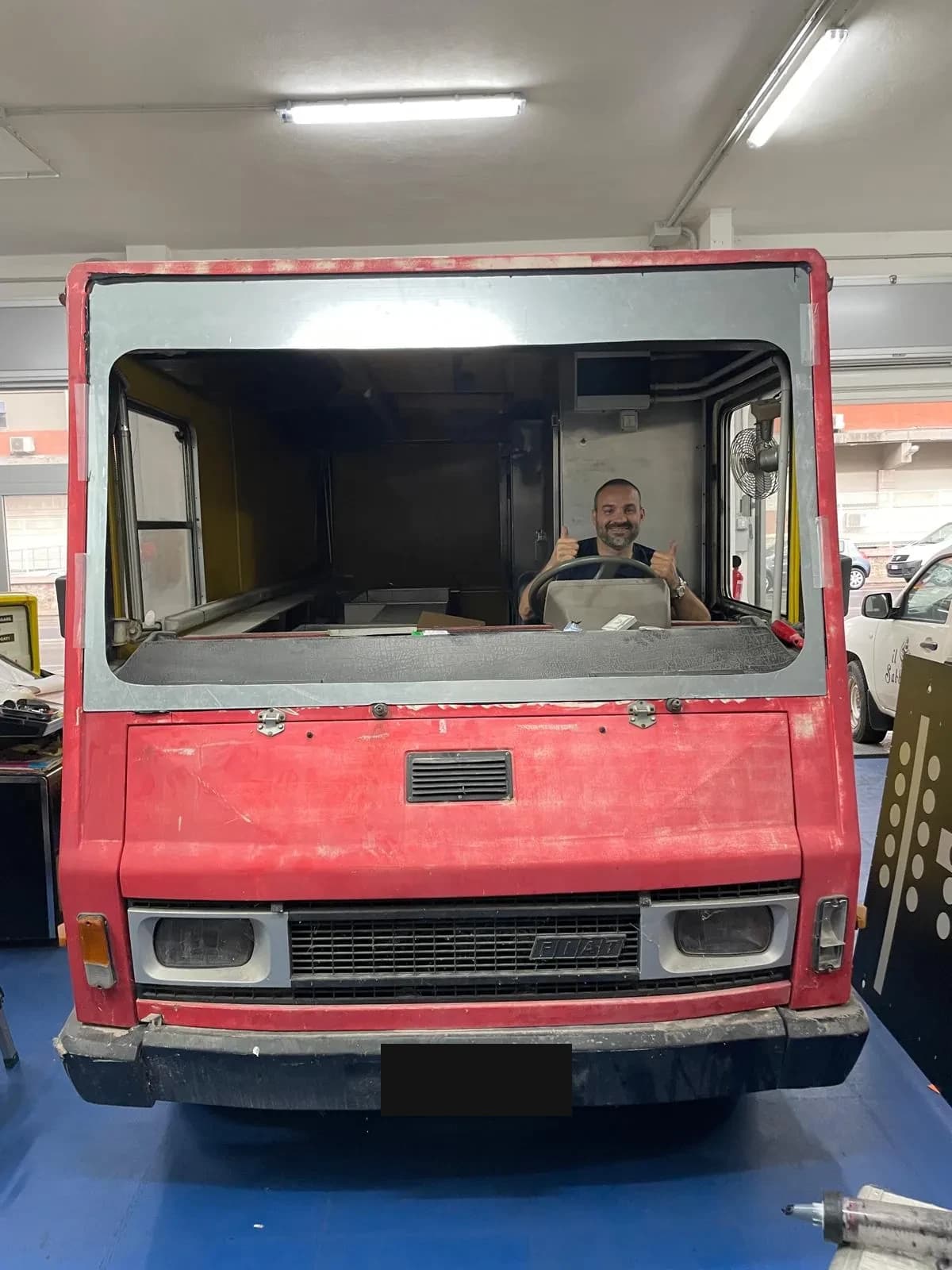 Tecnico al lavoro in officina